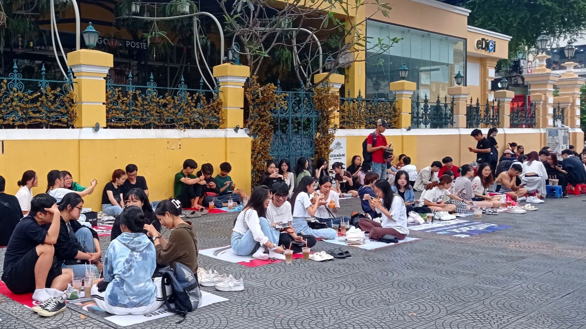 Cà Phê Bệt: Sidewalks As Saigon’s Living Room