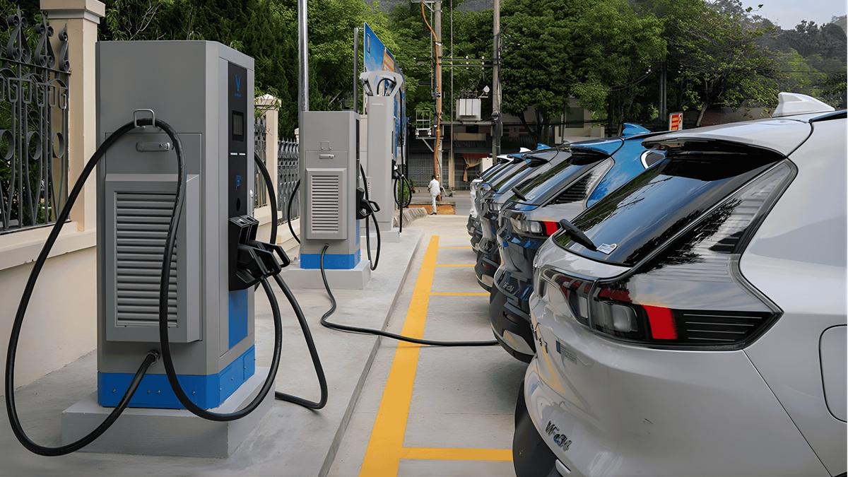 Từ chiến sự Trung Đông đến cuộc đua xe điện tại Việt Nam