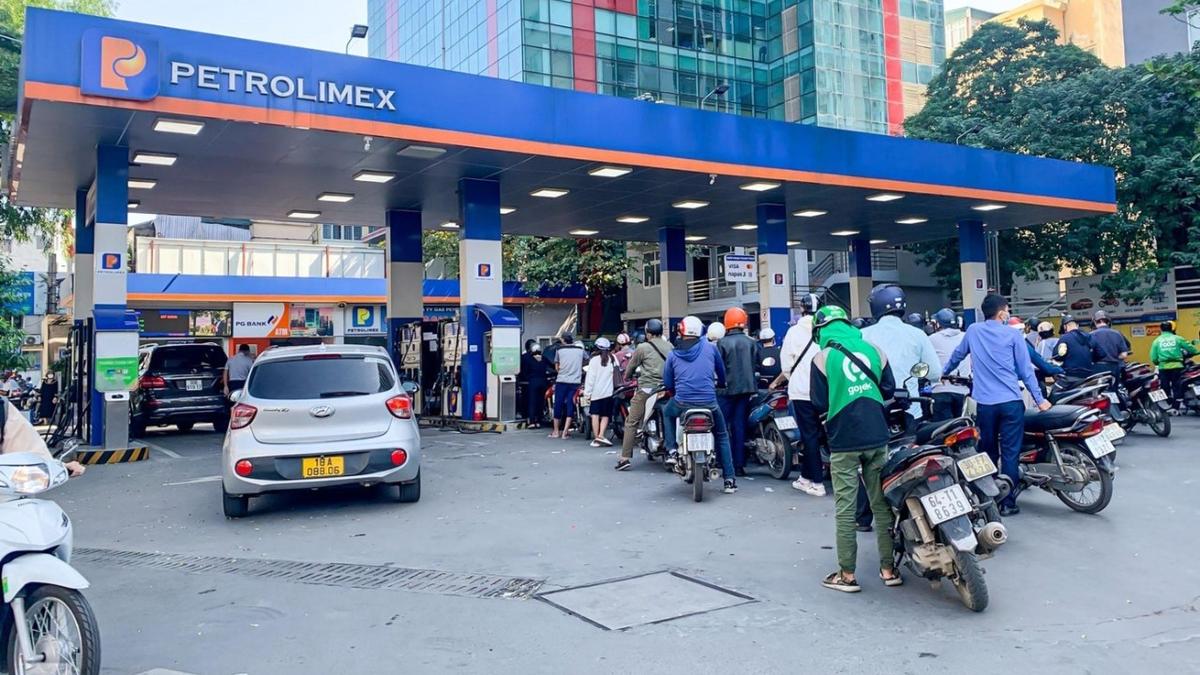 Vì sao giá xăng tăng nhanh nhưng giảm chậm? Hiện tượng “tên lửa và lông vũ” trong kinh tế