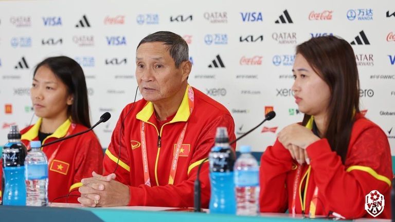 Coach Mai Duc Chung (center) hopes for a strong farewell against a formidable opponent like the Netherlands. | Source: Vietnam Sports News / Twitter