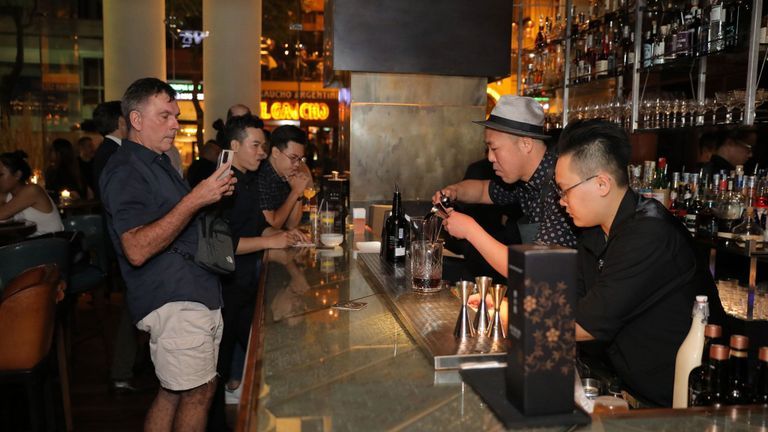 Đêm tiệc mở ra cơ hội đặc biệt để các tâm hồn yêu Gin và cocktail gặp gỡ, giao lưu và thưởng thức những ly cocktail độc đáo từ rượu nền Gin thượng hạng KI NO BI. Nguồn: SHAKESPIRATION