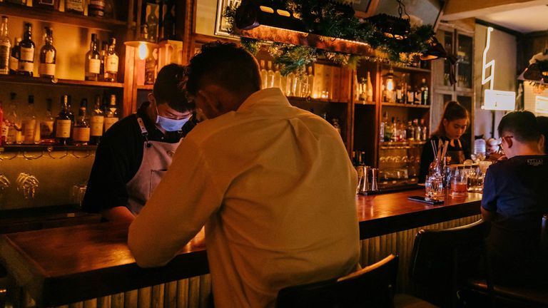Làm gì để vui hết mình khi đi bar một mình?