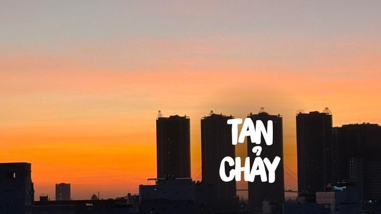 Tại sao sáng nào mẹ cũng mở toang rèm cửa phòng mình nhỉ?