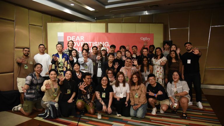 Vy Bình và Mai Nguyễn bên cạnh những nhân tài ngành sáng tạo quốc tế. | Nguồn: ADFEST 2024