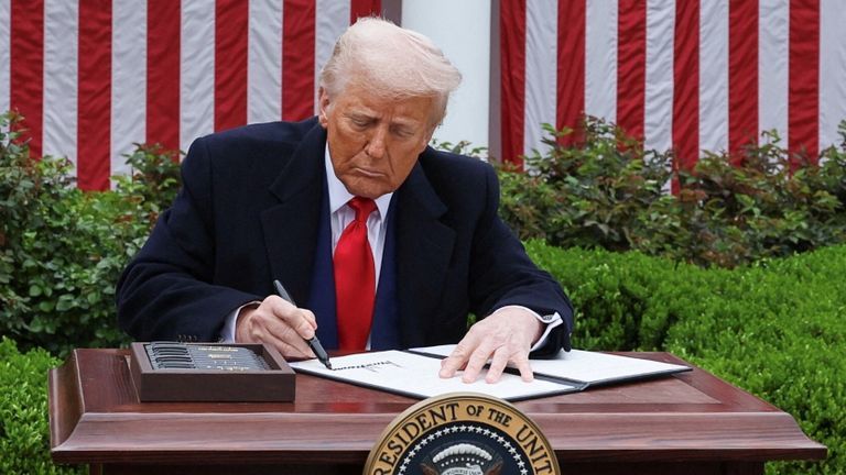 Ông Trump ký sắc lệnh áp thuế đối ứng | Source: Reuters.