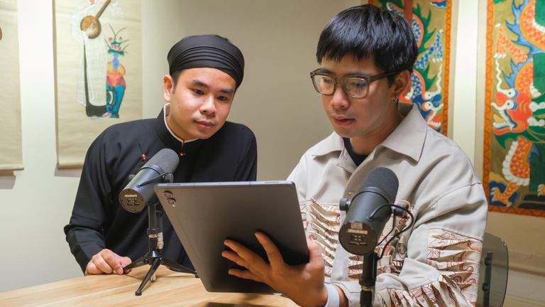 Hoạ sĩ trẻ Nam Chi (trái) và Thái Linh (phải) xuất hiện trong podcast Have a Sip.