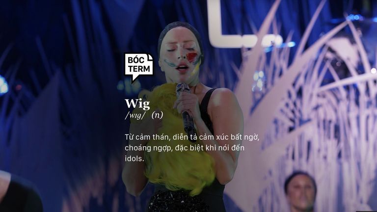 Ca sĩ Lady Gaga tự cởi tóc giả tại lễ trao giải VMAs 2013. Nguồn: Hân Nguyễn cho Vietcetera