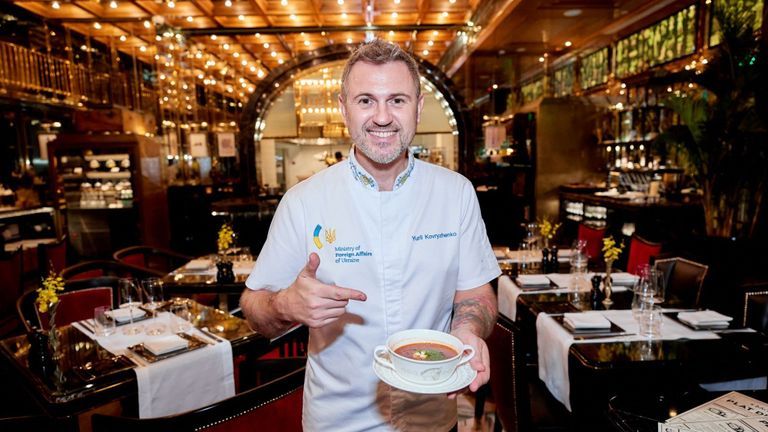 "Đại sứ ẩm thực Ukraine" - đầu bếp Yurii Kovryzhenko tại khách sạn Capella Hanoi cho chiến dịch “Quảng bá ẩm thực quốc gia” của Bộ Ngoại giao Ukraine ở Châu Á. 