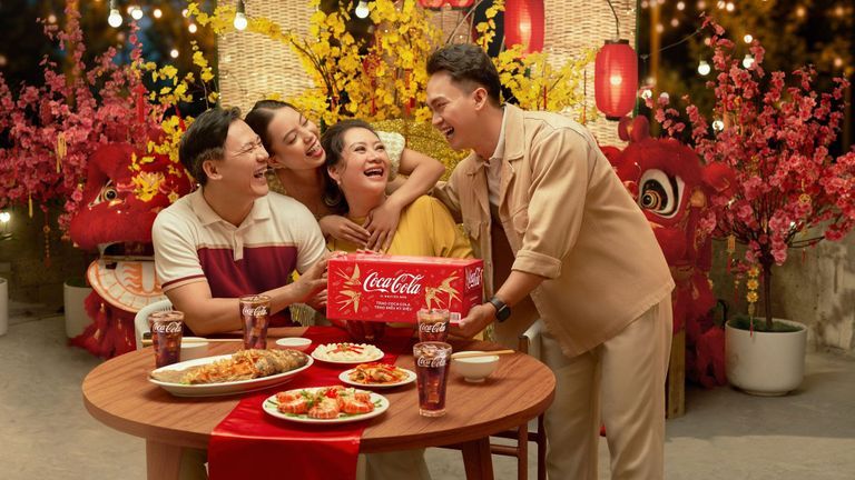Coca-Cola lan toả thông điệp gắn kết tình thân với chiến dịch Tết 2023