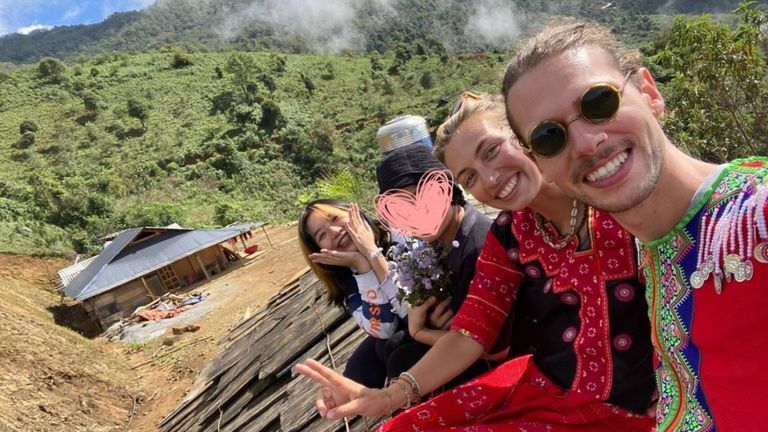 Mình gap year đi rửa bát, chà bồn cầu