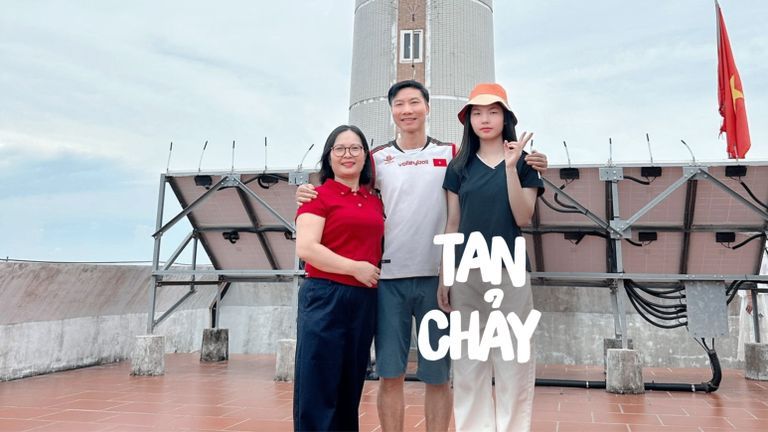 Bố đi thuyền đến trường mỗi mùa mưa bão là “chuyện thường ở huyện”