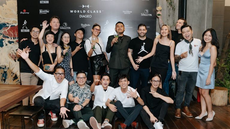 Diageo Vietnam’s Modern On Trade Manager Eve Manne gathers the team together for a group shot also featuring World Class 2021 Champion Vu Ngoc, Chris Thompson and Jay Moir.