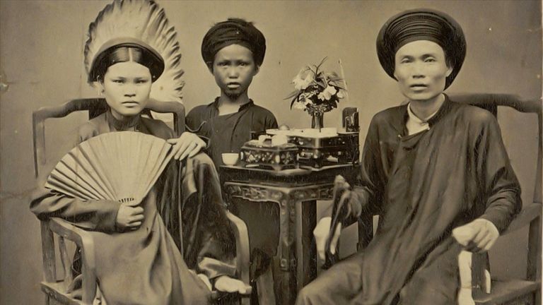 A Vietnamese noble family in the 1870s | Source: Émile Gsell