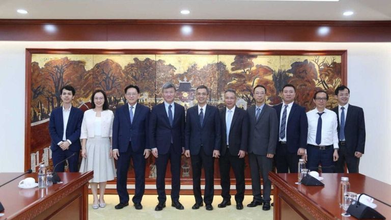 AMRO Director Kouqing Li, Chief Economist Hoe Ee Khor, and the AMRO team paid the courtesy call to the Vietnam Vice Minister of Finance Vo Thanh Hung. | Source: AMRO