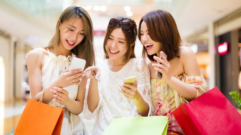 Vì sao việc mua sắm giúp ta “cắt đôi nỗi sầu”?