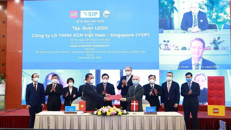 Lego signed an agreement with VSIP to build its factories in Vietnam. | Source: VGP
