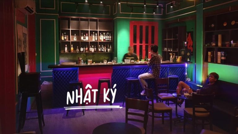 "Kệ thằng Bo, nó đến bar đọc sách chứ có làm gì đâu"
