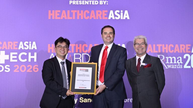 Đại diện Takeda nhận giải thưởng tại Healthcare Asia Pharma Awards 2026.