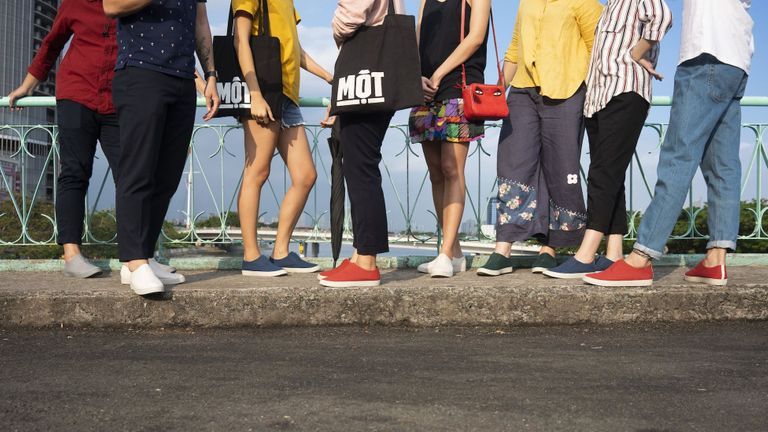 MỘT: "Vì chúng ta chỉ cần một đôi giày để mang thường ngày."