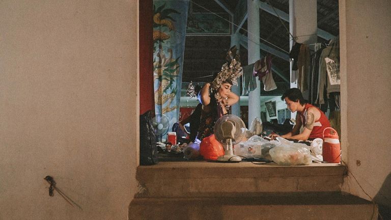 Sau lớp phấn son rực rỡ là những nỗi đau ít ai thấu. | Nguồn: Ekip 'Đoạn Trường Vinh Hoa'