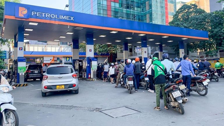Vì sao giá xăng tăng nhanh nhưng giảm chậm? Hiện tượng “tên lửa và lông vũ” trong kinh tế