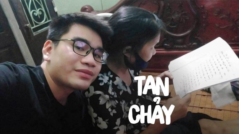 Bà ngồi đọc sách.