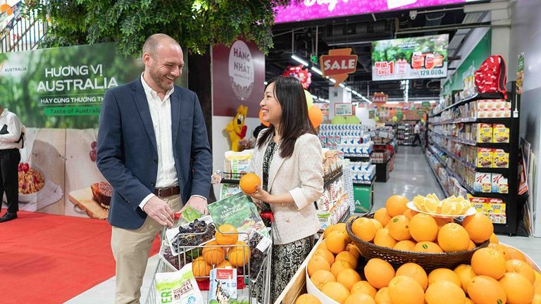 Ông Shannon Leahy – Tham tán Thương Mại, Cơ Quan Thương Mại và Đầu Tư Chính Phủ Australia và bà Nguyễn Thị Thanh Thủy – Tổng Giám Đốc, BRG Retail