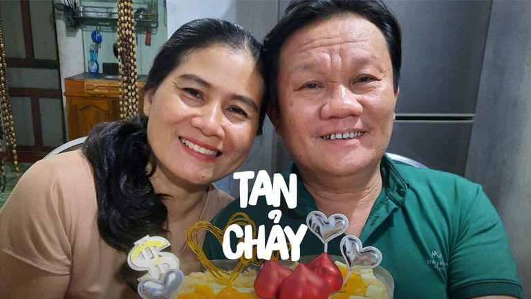 Mẹ mình, dù 47 tuổi, vẫn mãi là “em bé” của ba 