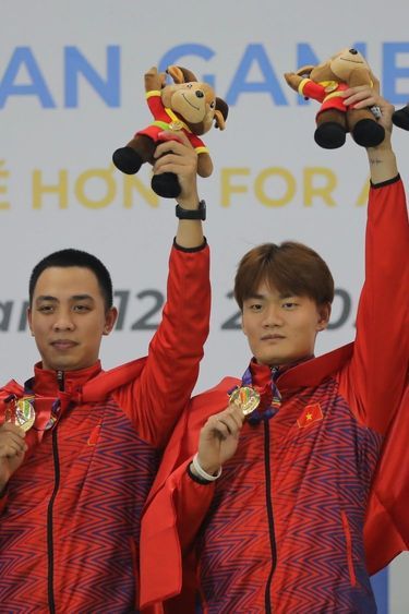 The fourth gold medal in the men’s sabre team event was won by Vu Thanh An, Nguyen Xuan Loi, Nguyen Van Quyet, and substitute To Duc Anh. (Photo: VNA)