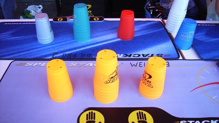 Xếp cốc là một bộ môn rèn phản xạ rất tốt. | Nguồn: Speedstacking
