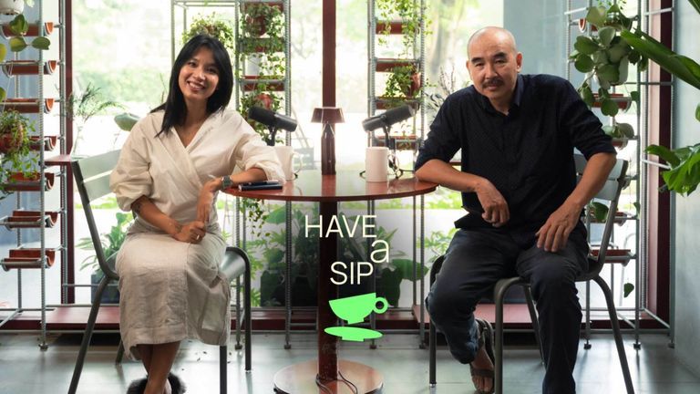Đạo diễn Bùi Thạc Chuyên và host Thùy Minh tại Have A Sip. | Nguồn: Khooa Nguyễn cho Vietcetera 