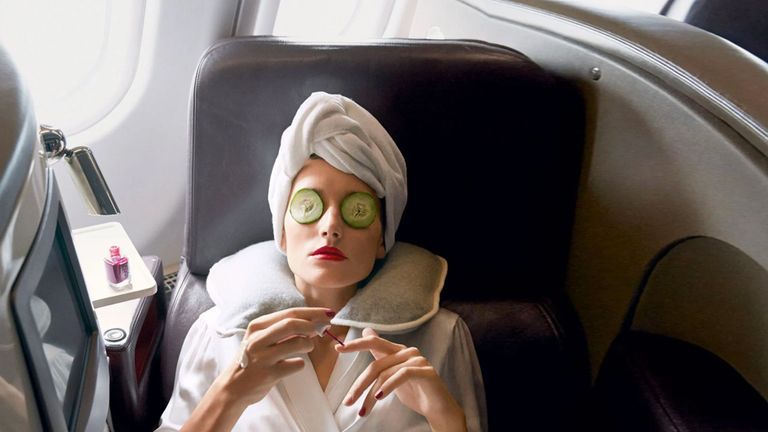 Những bước chuẩn bị để đi máy bay da luôn đẹp | Nguồn: Vogue 