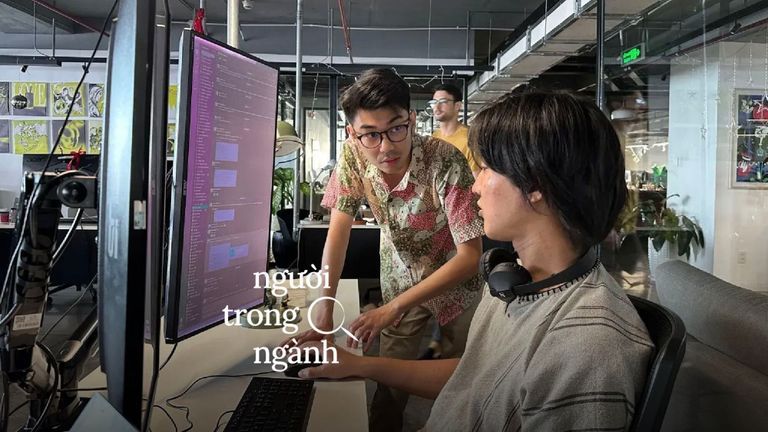 Andy Teh (đeo kính) trò chuyện cùng đồng nghiệp tại Shuttlerock Vietnam | Nguồn: Andy Teh