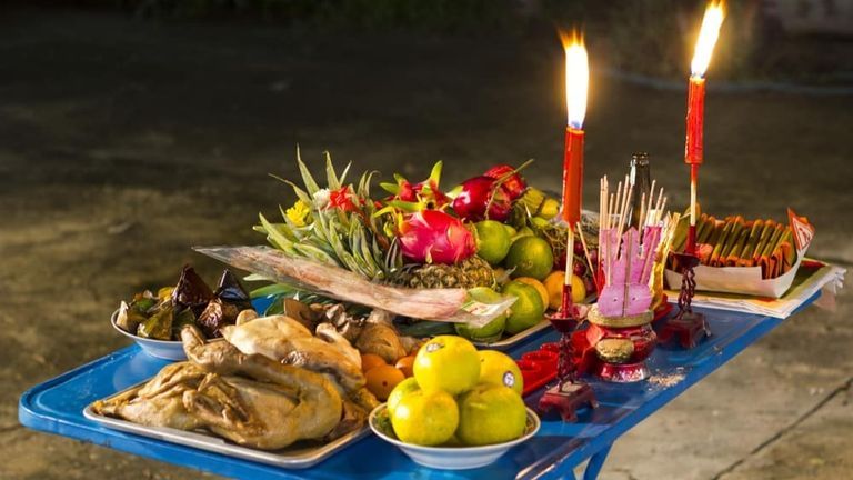 As the seventh lunar month arrives, offerings, incense and drifting smoke transform ordinary Vietnamese streets into spaces where the living remember the dead. | Source: traveloka
