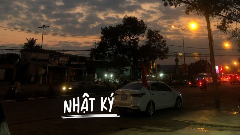Ảnh chụp vội trước cửa nhà đêm mùng một Tết