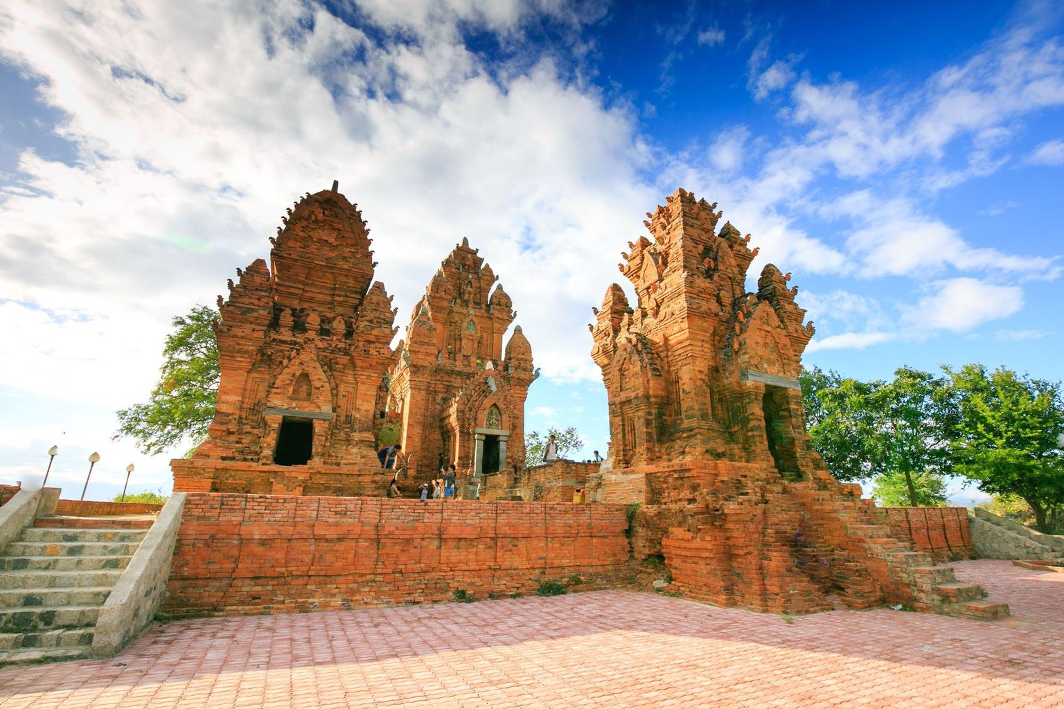 Why Do Secular Vietnamese Pray At Hindu Temples? | Vietcetera