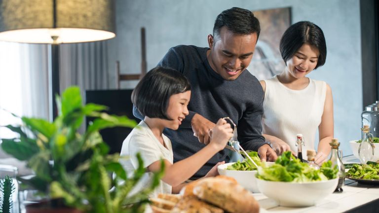 Bữa ăn gia đình liệu còn cần thiết trong cuộc sống hiện đại?