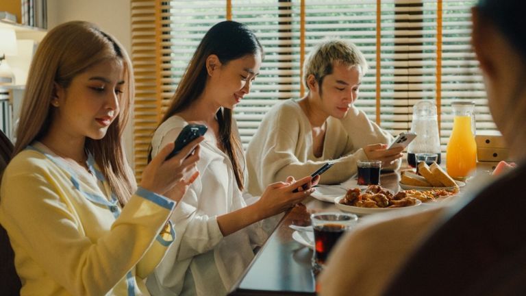 Phubbing là hiện tượng phổ biến trong xã hội hiện đại, khi các thiết bị thông minh là trung tâm của mọi cuộc gặp gỡ. | Nguồn: Heineken