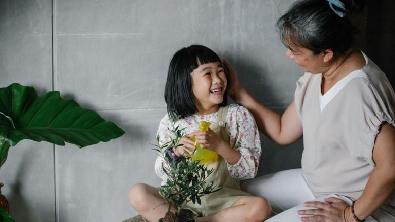 Người cao tuổi và trẻ em là đối tượng cần được đặc biệt quan tâm trong thời tiết nắng nóng. | Nguồn: Daikin