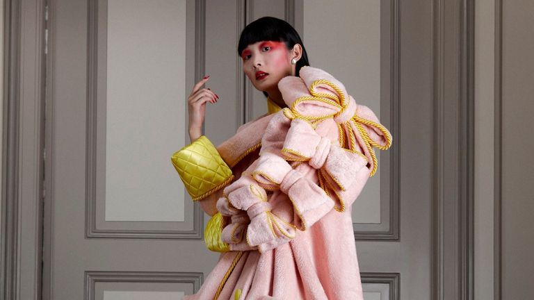 Ảnh bìa: Trang phục trong BST Haute Couture "Change" của Viktor & Rolf | Nguồn: Viktor & Rolf