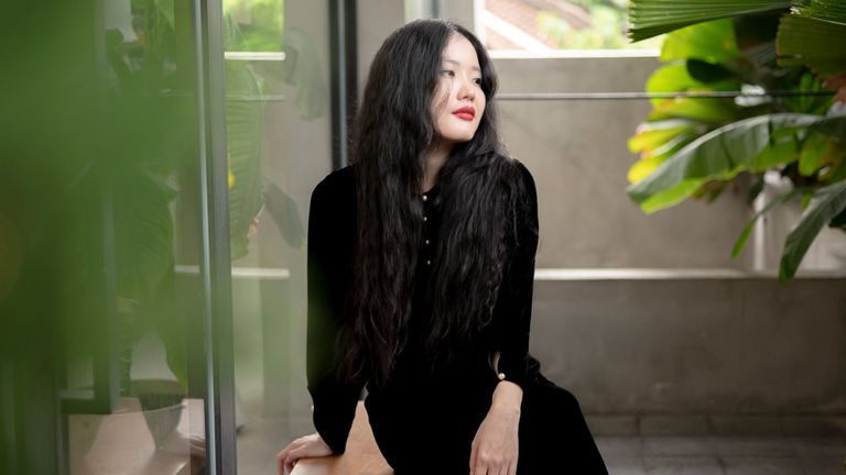 Nguyễn Khắc Ngân Vi: “Khi yêu thứ gì, mình càng cẩn trọng với nó hơn”