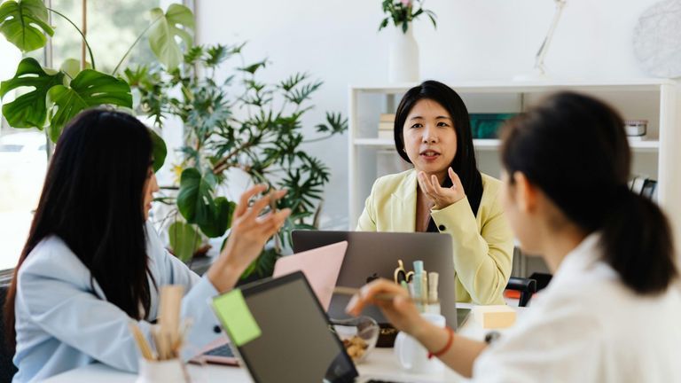“Quản trị sếp”: Mất nề nếp hay thêm gắn kết?