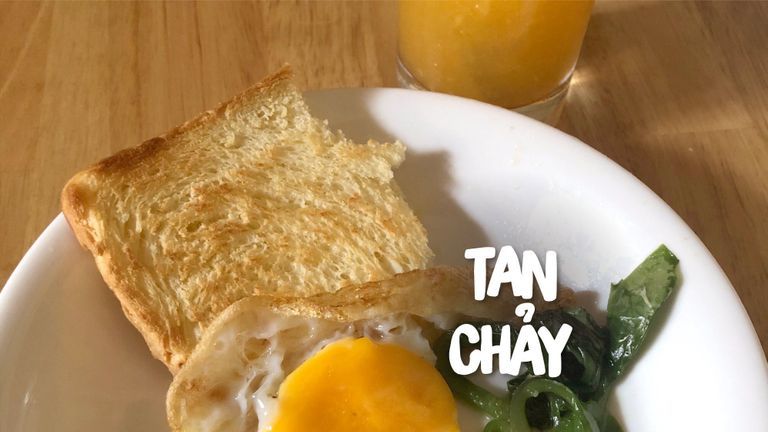 “Ăn gần hết thì chợt nhận ra bữa sáng của mình toàn ‘đồ tiếp tế.’”