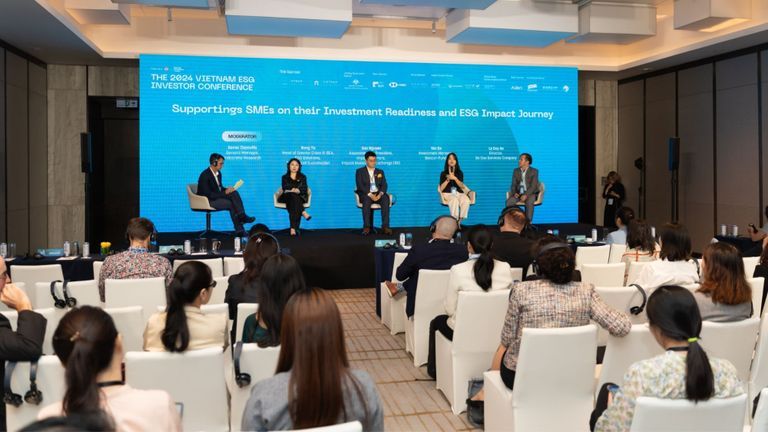 Phiên thảo luận “Hỗ trợ các doanh nghiệp vừa và nhỏ (SMEs) trong việc đầu tư và phát triển ESG” tại Hội nghị Đầu tư ESG Việt Nam 2024. | Nguồn: Vietcetera
