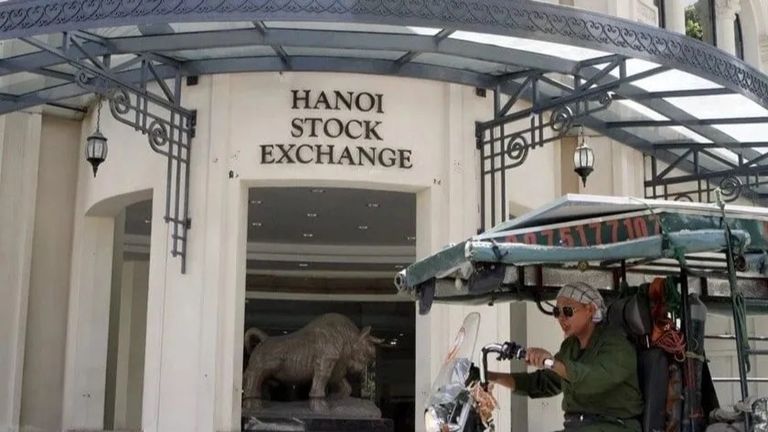 Việt Nam được nâng hạng lên thị trường mới nổi: Nhà đầu tư trong và ngoài nước cần biết gì