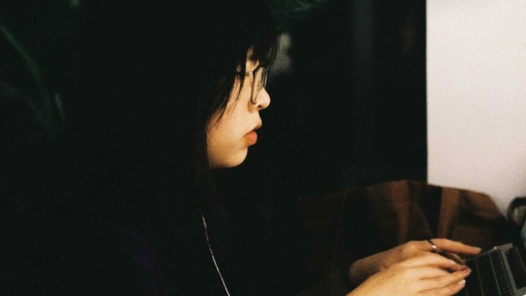 "Mỗi lần hối deadline, chị chỉ dùng một nụ cười “hơ hơ”..."