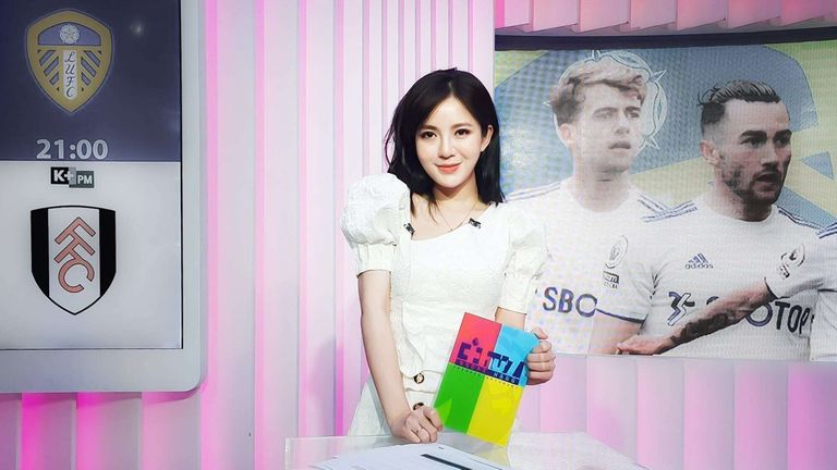 MC Tú Linh: Từ bỏ tấm bằng Thạc sĩ vì yêu bóng đá