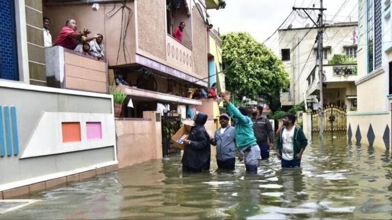 Thế giới tuần qua: Mưa lũ tàn phá khắp nơi, Trung Đông lại có xung đột mới