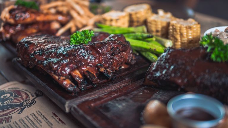 Khám phá bí quyết làm thịt nướng barbecue từ Quán Ụt Ụt