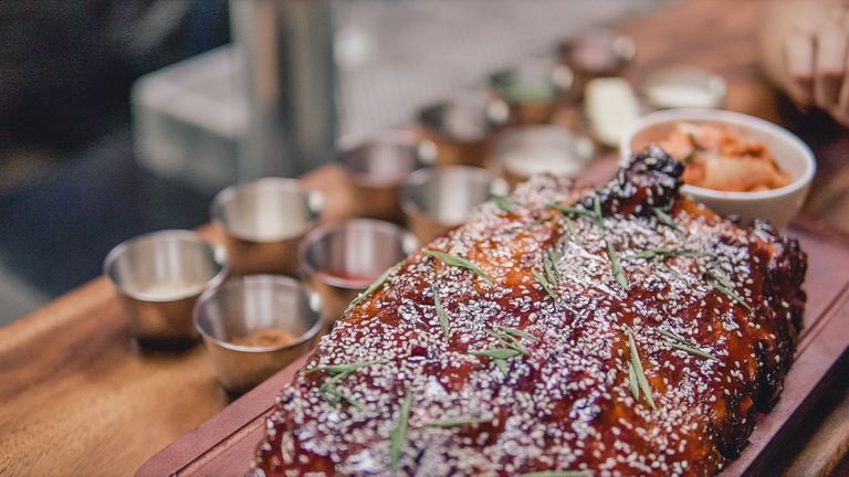‘Mổ xẻ’ món Sườn Heo Sốt Gochujang Cay Nồng của Quán Ụt Ụt